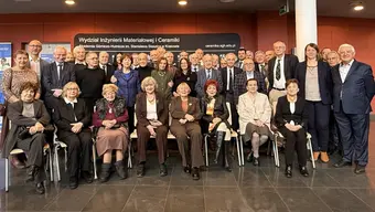 duża grupa ludzi stoi obok siebie pozują do wspólnego zdjęcia