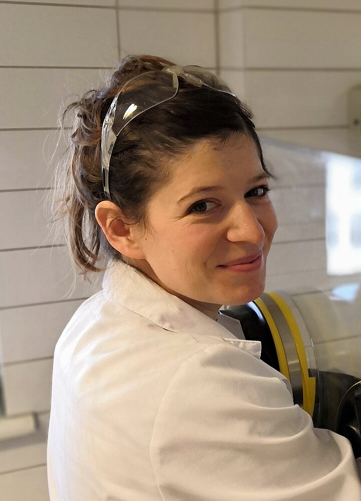 Zdjęcie kobiety w fartuchu laboratoryjnym