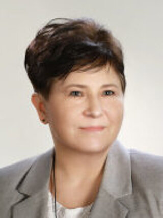 Zdjęcie portretowe kobiety na neutralnym tle