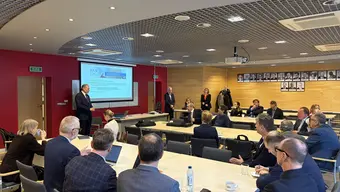 ludzie siedzą przy stołach podczas zebrania