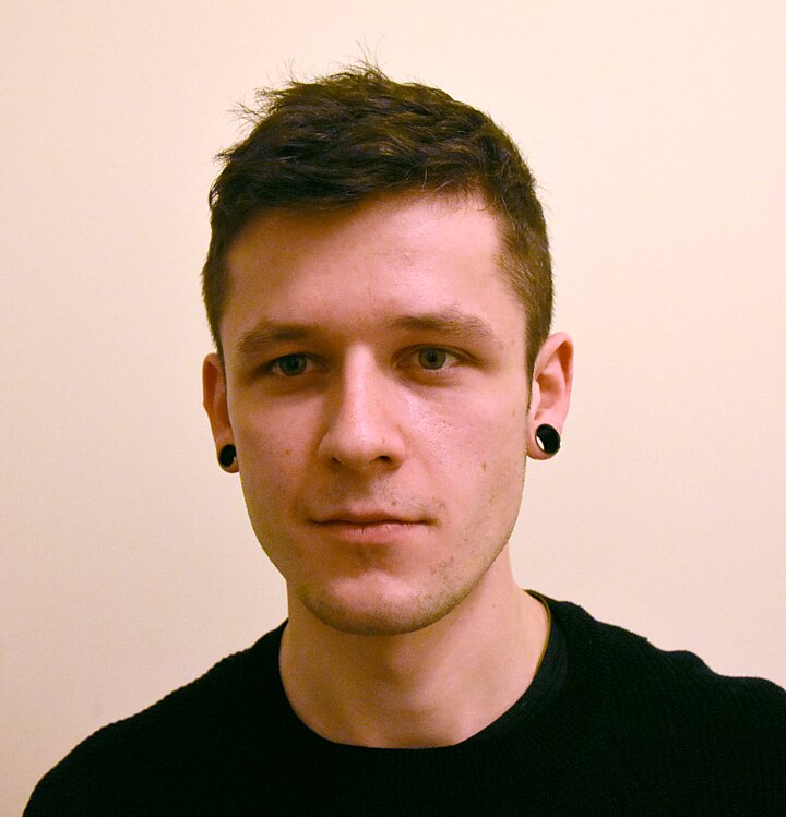 Zdjęcie portretowe mężczyzny na neutralnym tle